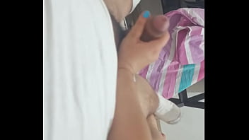 Así me gusta manosear una verga rica joven amateur masturba a su vecino cuando no hay nadie en casa