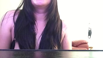 Culona sexy se desnuda en la sala de casa como toda una puta