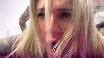 Aquele foda gostosa enfiou com vontade sem camisinha na minha buceta toda babada gozando muito no pau dele pulsando dentro os olhos ficou até vermelho de tanto gozar