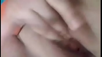 A Mi Esposa Electra De 20 Años Le Encanta Tocar Su Vagina Y Yo Solo La Escucho Gemir Bien Delicioso thumbnail