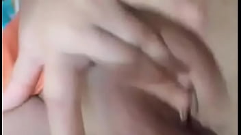A Mi Esposa Electra De 20 Años Le Encanta Tocar Su Vagina Y Yo Solo La Escucho Gemir Bien Delicioso thumbnail