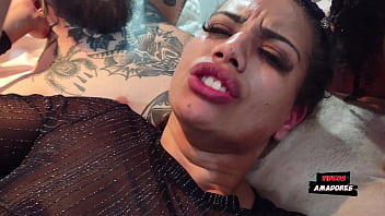 Duas rabudas gostosas se meteram em uma orgia com mais três caras