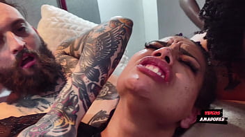 Duas rabudas gostosas se meteram em uma orgia com mais três caras