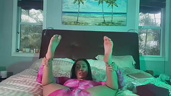 Like feet watch me show mine and suck my toes