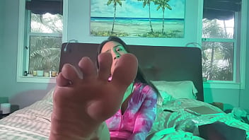 Like feet watch me show mine and suck my toes