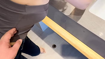 坚挺圆润的极品美乳 镜子前爆插欲求不满的饥渴骚货 看着自己被插到高潮 爽到腿软