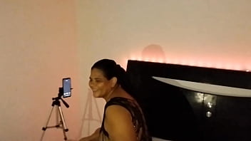 Mi padrastro pervertido me pilló en una videollamada le hice una deliciosa mamada y luego me folló con su gran polla para que no le dijera a mi novio