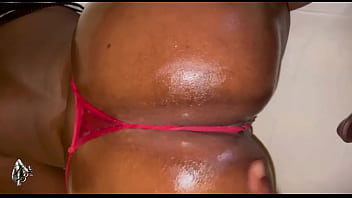 Beau père baise sa belle fille dur dans le trou du cul et la chatte pour sauter les cours