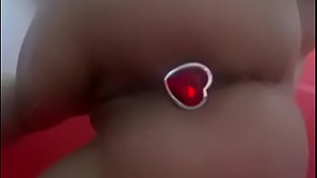 Culona con plug anal