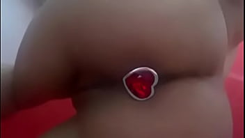 Culona con plug anal