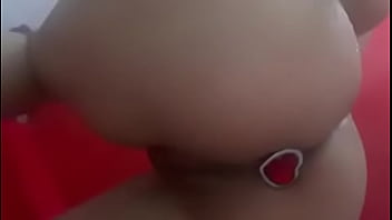 Culona con plug anal