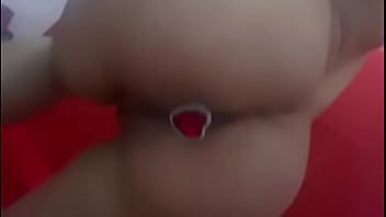 Culona con plug anal