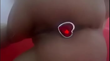 Culona con plug anal