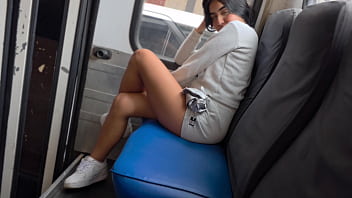 Me chupa el pitó en el autobús público y despues terminamos follando en un hotel