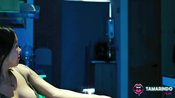 Mi madrastra me quiere follar pero mi papá está al lado