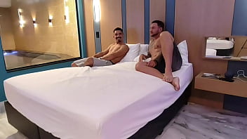 Chamei um amigo pra conhecer a minha nova empregadinha ela adora fazer uns serviços extras