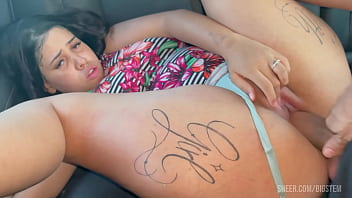 Foda deliciosa dentro do carro com muita putaria depois de tomar uns drinks public adrenaline