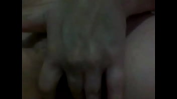 Casada exibindo o grelho