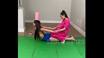 Stretch mistress & sasha pearl الدكتورة بتدلك بزازي