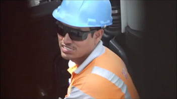 Trabajador De Empresa Electrica Se Saca El Calzado Con Sus Pies Calientes thumbnail