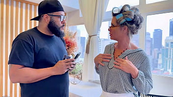 Mature ass fucked by vegetable supplier