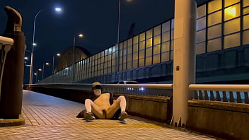 女装まゆの深夜露出で大股開き thumbnail