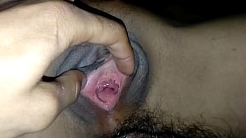 น้ำพุ่งเข้ารูหีของเธอ