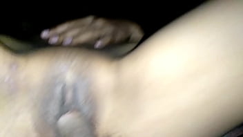 น้ำพุ่งเข้ารูหีของเธอ