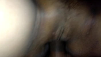 น้ำพุ่งเข้ารูหีของเธอ