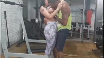 Academia da dinni com o personal dotado