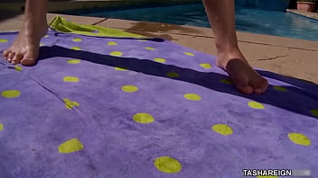 Sunbathing & cumming hard tanned tasha reign gets off by the pool