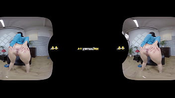 She masturbates and fingers herself to piss