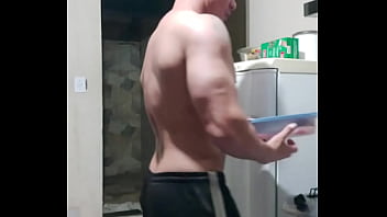 Carlos simões na cozinha rotina de marombeiro