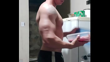 Carlos simões na cozinha rotina de marombeiro