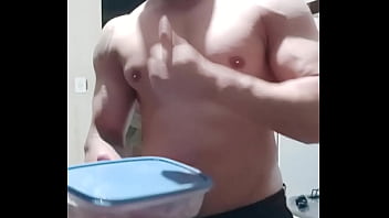 Carlos simões na cozinha rotina de marombeiro