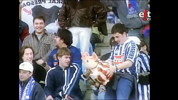 Realzale batek bilboko jostailuzko txerri bati ipurditikan ematen