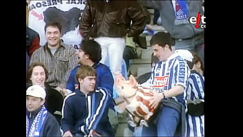 Realzale batek bilboko jostailuzko txerri bati ipurditikan ematen