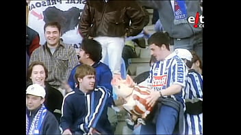 Realzale batek bilboko jostailuzko txerri bati ipurditikan ematen Realzale batek bilboko jostailuzko txerri bati ipurditikan ematen