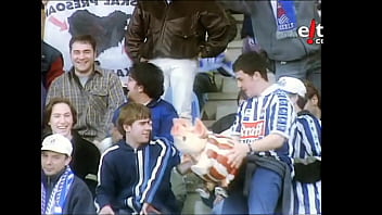 Realzale batek bilboko jostailuzko txerri bati ipurditikan ematen