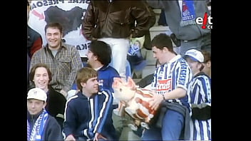 Realzale batek bilboko jostailuzko txerri bati ipurditikan ematen