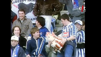 Realzale batek bilboko jostailuzko txerri bati ipurditikan ematen