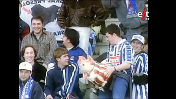 Realzale batek bilboko jostailuzko txerri bati ipurditikan ematen