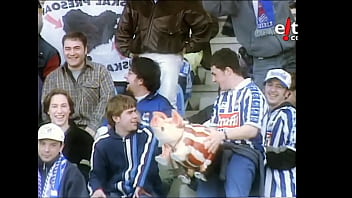 Realzale batek bilboko jostailuzko txerri bati ipurditikan ematen