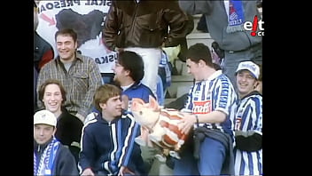 Realzale batek bilboko jostailuzko txerri bati ipurditikan ematen Realzale batek bilboko jostailuzko txerri bati ipurditikan ematen