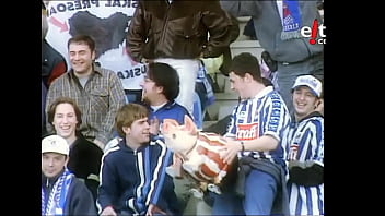 Realzale batek bilboko jostailuzko txerri bati ipurditikan ematen