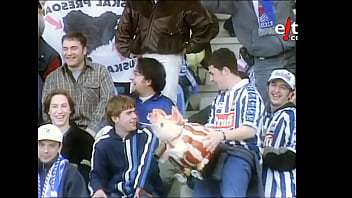 Realzale batek bilboko jostailuzko txerri bati ipurditikan ematen