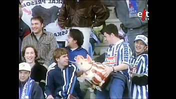 Realzale batek bilboko jostailuzko txerri bati ipurditikan ematen