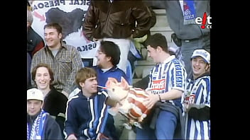 Realzale batek bilboko jostailuzko txerri bati ipurditikan ematen