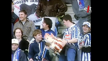 Realzale batek bilboko jostailuzko txerri bati ipurditikan ematen Realzale batek bilboko jostailuzko txerri bati ipurditikan ematen