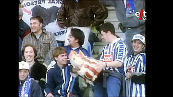 Realzale batek bilboko jostailuzko txerri bati ipurditikan ematen